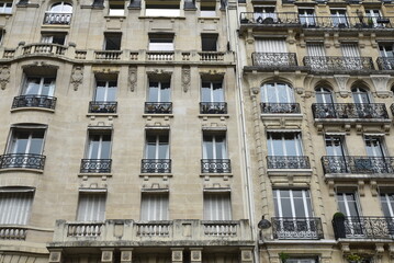 Fototapeta na wymiar Immeuble haussmannien à Paris. France