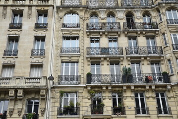 Fototapeta na wymiar Immeuble haussmannien à Paris. France