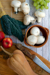 flat lay autunnale cavolo nero funghi zucca violina e mele