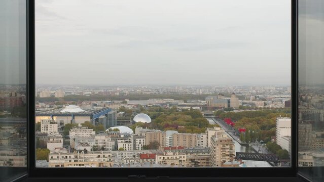 Panorama urbain en travelling donne un sentiment de libert&eacute;