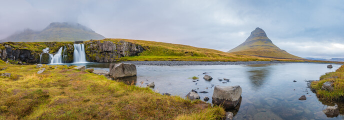 Landschaft des Berges Kirkjufell und des Wasserfalls Kirkjufellsfoss auf der Halbinsel Snaefellsness, Island.