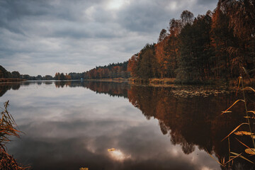 Jezioro jesienią