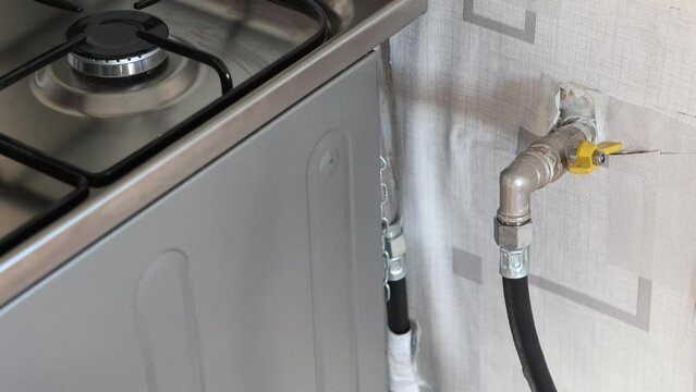 Disconnecting gas stove from gas pipeline, gasman turned off valve and unscrewed nut of flexible hose.