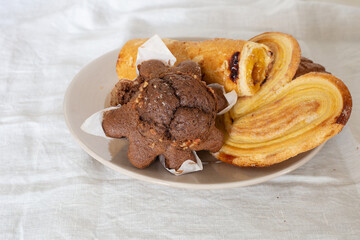 Pan dulce sobre plato 