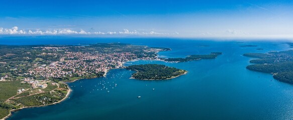 Fototapeta premium Aerial shot of the ocean in Medulin, Croatia with small green island