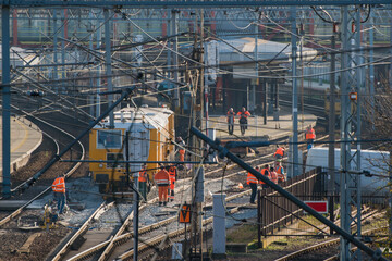 Robotnicy na torach kolejowych w Polsce