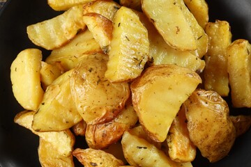 Fried potatoes in a black plate.