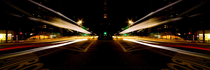 Rastro da luz dos faróis dos carros na Avenida Paulista noite de natal. Fotografia noturna. São Paulo, Brasil.