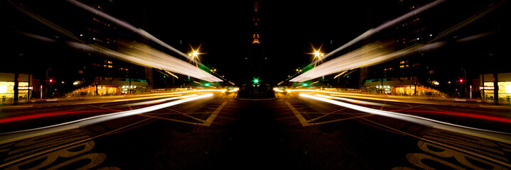 Rastro da luz dos faróis dos carros na Avenida Paulista noite de natal. Fotografia noturna. São Paulo, Brasil. © Luiz Leite