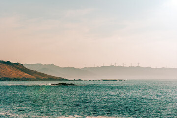 Tranquilo atardecer al lado del mar