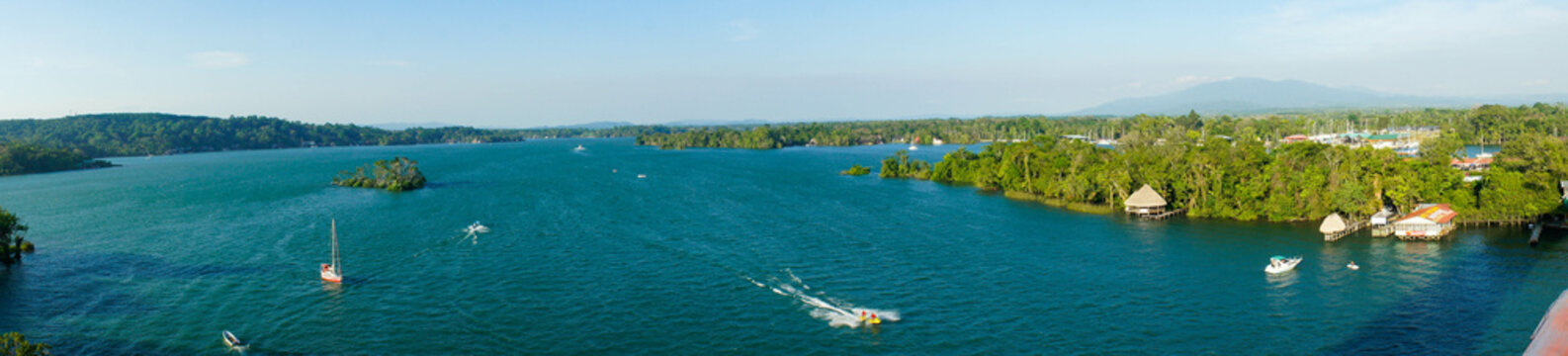 Paisaje panor&aacute;mico de R&iacute;o Dulce, Izabal Guatemala, en verano. 