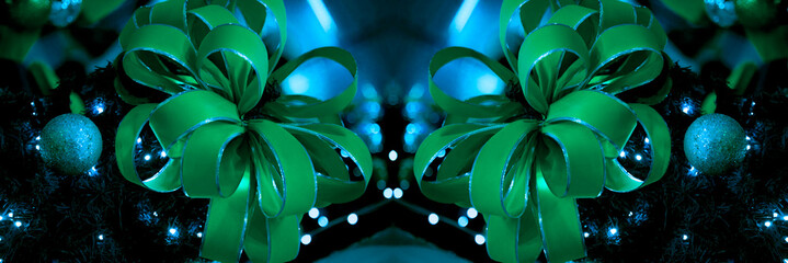 Laço de Natal e bolas coloridas decorrendo árvore de Natal na Avenida Paulista, São Paulo,...