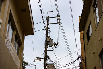 温泉街で見上げる電柱、電線