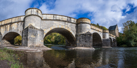Fototapeta premium Werra Brücke mit Liboriuskapelle in Creuzburg, Thüringen als Panorama