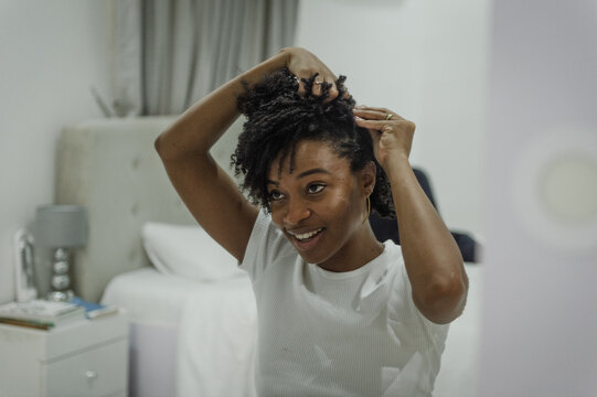 black women packing her hair up