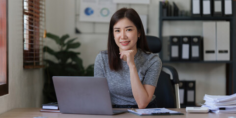 Fototapeta na wymiar Beautiful asian businesswoman working in office. business finance concept