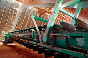 Automatic equipment and potassium mineral fertilizers