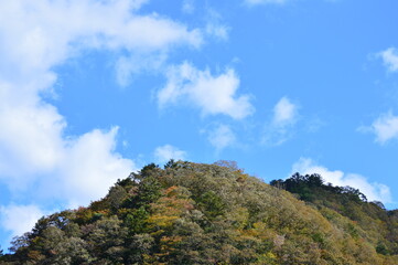 Fototapeta na wymiar 秋の山と空