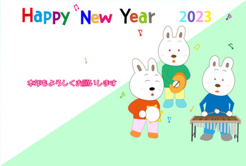 Obraz na płótnie Canvas 令和五年の年賀状のテンプレート素材。ウサギが新年を祝って楽器を演奏している。