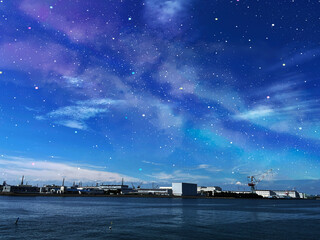 Fototapeta na wymiar 夜の空と海に浮かぶ工場地帯