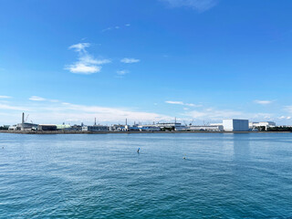 青い空と海に浮かぶ工場地帯