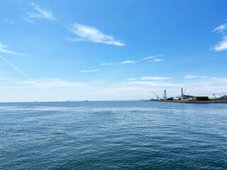 青い空と海に浮かぶ工場地帯