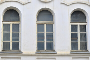 Obraz premium Fragment of the facade of a historic building on an autumn day
