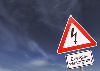 3d Illustation - Verkehrsschild - Achtung - Energieversorgung - Himmel - Wolken