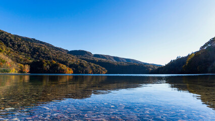 山が反射する秋の丸沼湖【丸沼高原・日光国立公園】日本群馬県