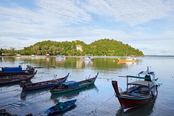 Fototapeta na wymiar Fishing boats docking on the beach at Mu Ko Phetra in Thailand