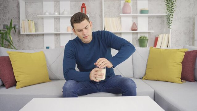 The weak young man cannot open the jar lid at home.
The weak young man cannot open the jar lid at home.
