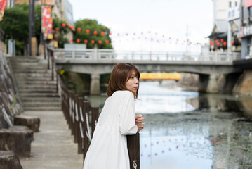 観光する女性
