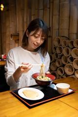 うどんを食べる女性