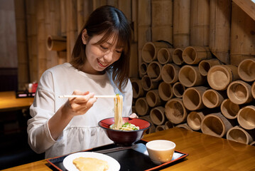 うどんを食べる女性