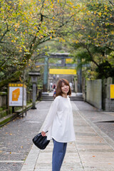 Fototapeta premium 観光地を散策する女性