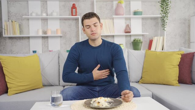 The man with a full stomach eats and gets full.
The man who is full at home eats and is full.
