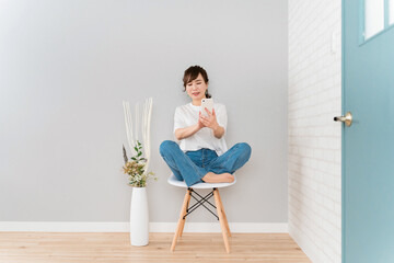 スマホを見て困る・嫌がるアジア人女性
