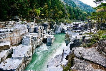【長野】紅葉に染まる寝覚の床