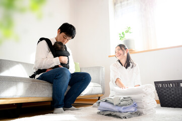 共働きの休日のイメージ　緑の前ボケあり © kapinon