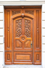 Fototapeta na wymiar Die aus Holz gefertigte Eingangstür zu einem Wohnhaus