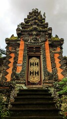 Verticaal van de gevel van een boeddhistische tempel in Ubud, Bali, Indonesië.