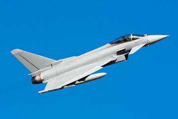 Fototapeta na wymiar Avión reactor militar de caza eurofighter typhoon