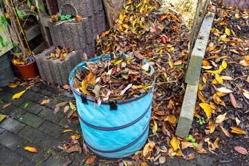 Laub auf einem Kompost im Garten