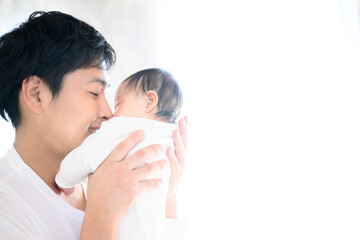 Beautiful backlit Asian baby and dad.　 - obrazy, fototapety, plakaty