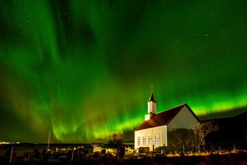 Polarlichter in Island sind ein faszinierendes Naturereignis und locken viele Besucher von nah und...