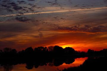 Fototapeta premium Sonnenaufgang in Linum im Herbst während des Vogelzuges