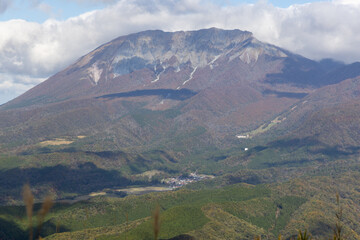 日本の岡山県と鳥取県にまたがる三平山からの美しい風景