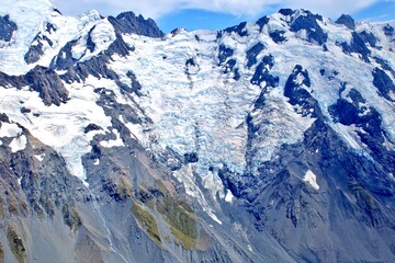 Flug über verschneite Bergkette