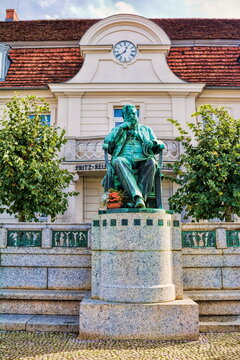 stavenhagen, deutschland - denkmal von fritz reuter vor dem rathaus