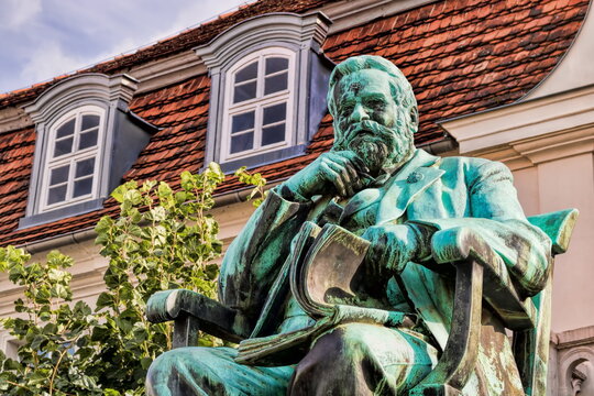 stavenhagen, deutschland - denkmal von fritz reuter